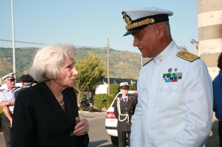 L'Ammiraglio si intrattiene con la Signora Birindelli. 